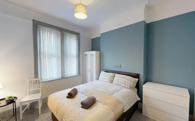 Central, Stunning 3-bed House - Free Parking