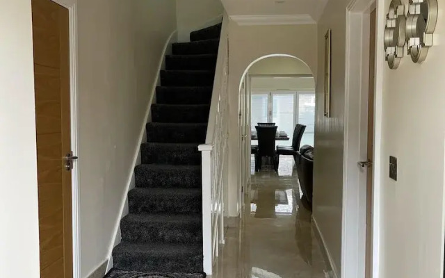 New Luxury Modern House Near Airport Free Parking