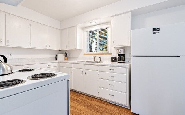 Centrally Located Townhome Near PVH - Dog Friendly