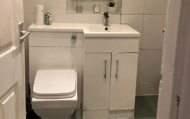 London Heathway Bliss - Spacious 4-bed House