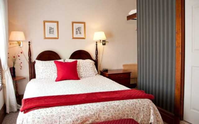 Homestead House Bed & Breakfast