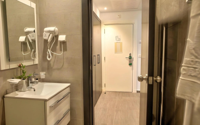 Hôtel Lac Léman, LES BERGES DU LAC