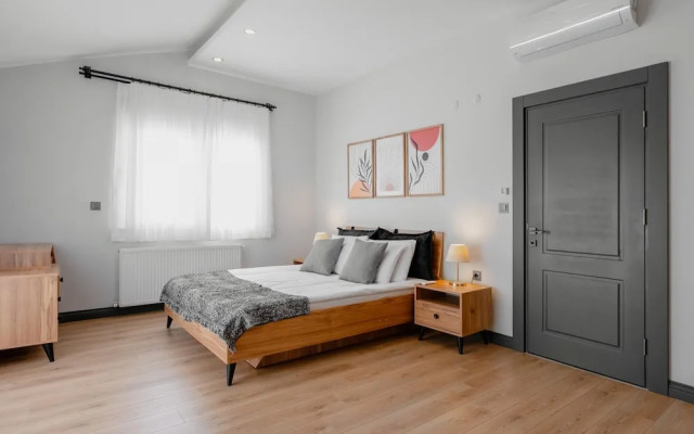 Central Flat w Balcony 5 min to Lara Beach