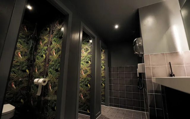 Revolver - Hostel