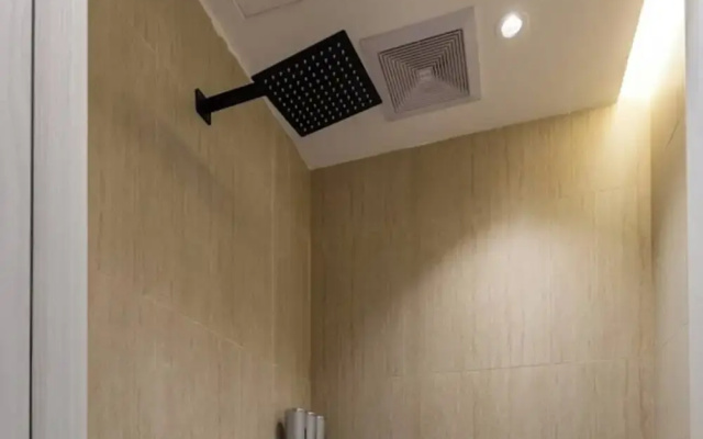 Trendy Apartment With Access to Shared Garden