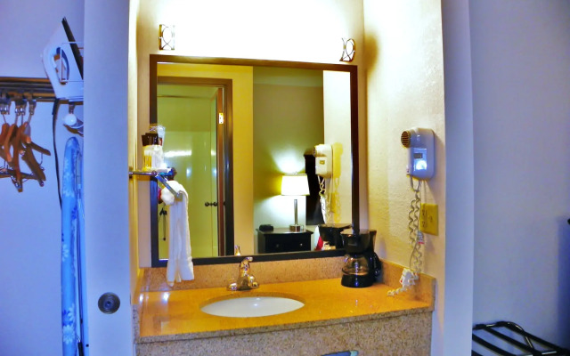 Royalton Inn & Suites