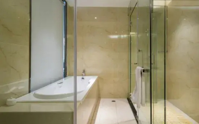 Hongqiao International Hotel (Yichang Yanjiang Avenue Natural Tower)