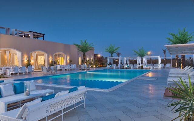 Almazino, Almaza Bay