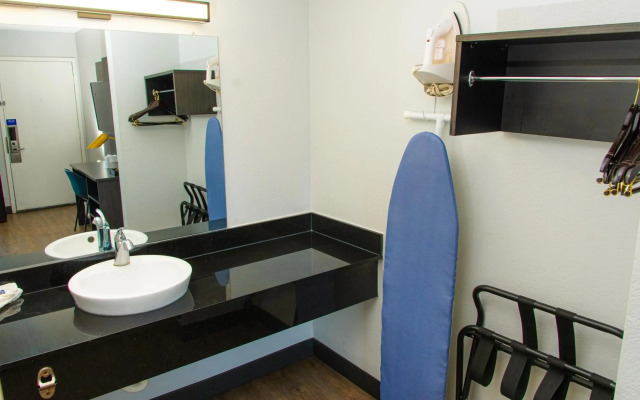 Motel 6 Lantana, FL