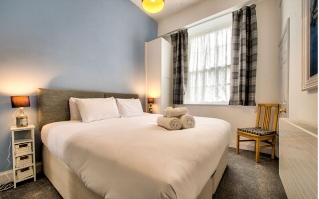 Spacious and Stylish 4-bed Georgian Apartment