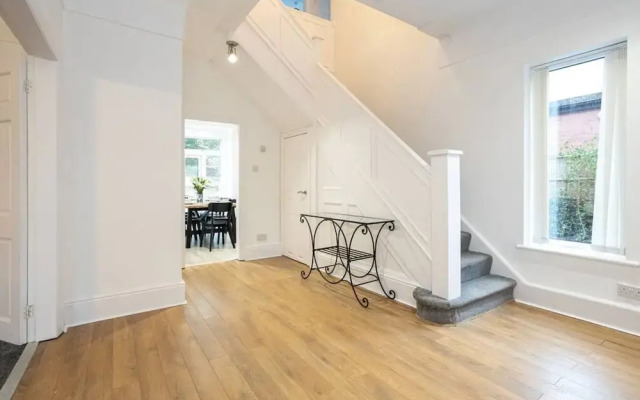 Spacious House With Parking Near Heaton Park