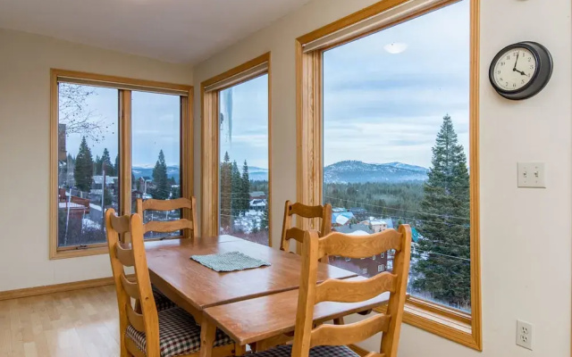 Charming Tahoe Donner Chalet by RedAwning