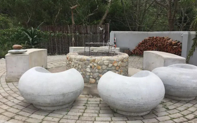 A Riverbed Guesthouse