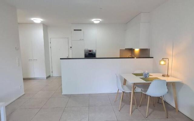 "central Brand New Apartment With Private Parking"