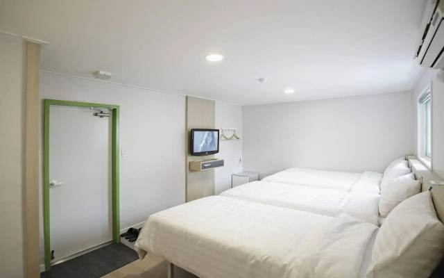 Hotel Sleepy Panda Stream Walk