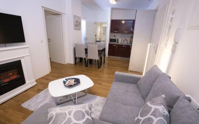Next to City Center and Central Station, Apt. 10