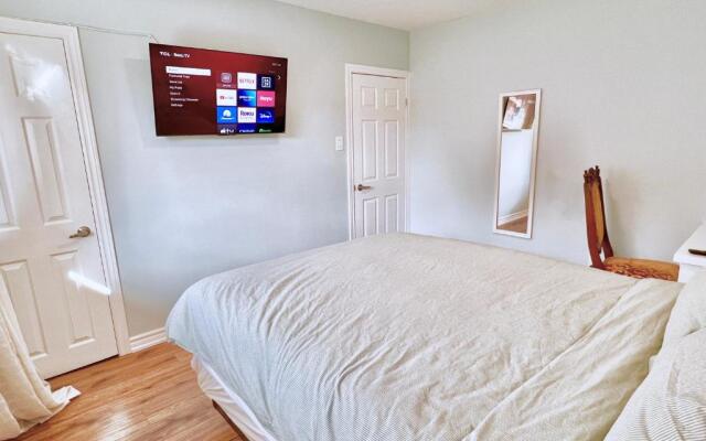 Renovated Rooms 10-min to Finch Subway Near Yonge St