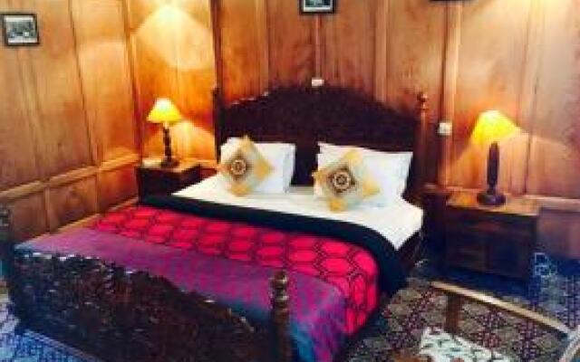 Khan Palace Group of Houseboats