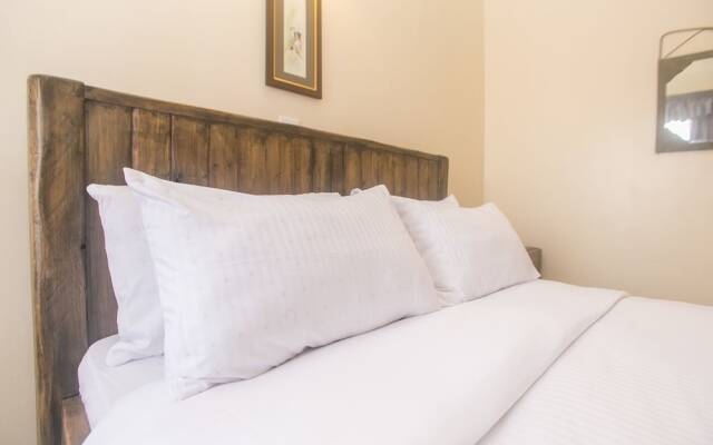 Lux Airport Inn