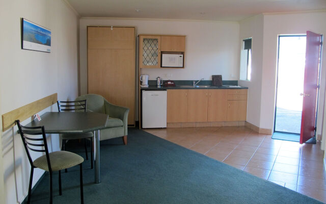 The Lakes Motel