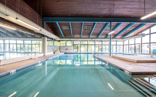 Econo Lodge Inn & Suites