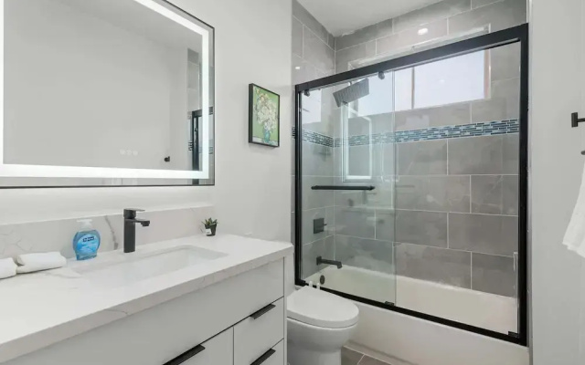 Not Affected by the Fire/modern Spacious Home With Parking & Fully Equipped Kitchen #3