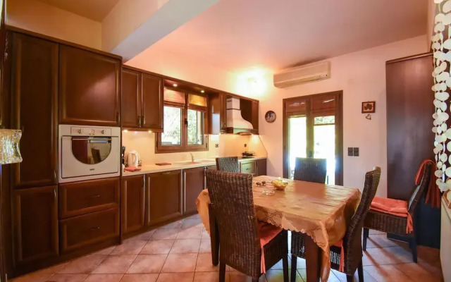 Beautiful Home in Finikia With Wifi and 3 Bedrooms