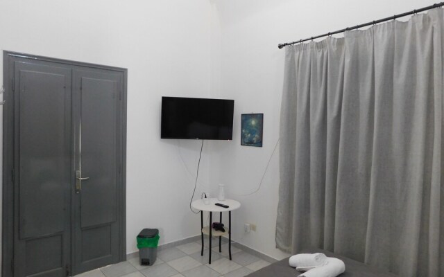Perissa Art Villa - Kitchen & Washing Machine