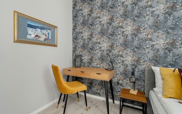 Apartment With Desk in Poznan by Renters