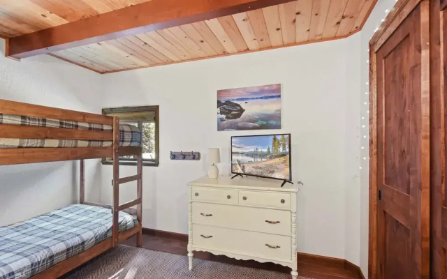 Snowshoe Cabin 3 Decks, BBQ & Hot Tub!
