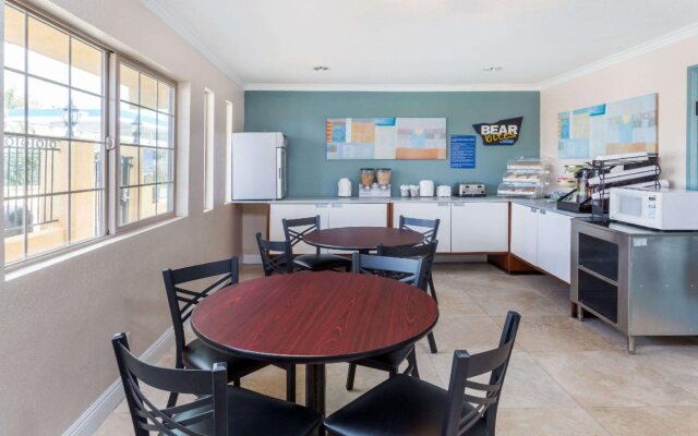 Hotel Avenida - Oceanside Camp Pendleton
