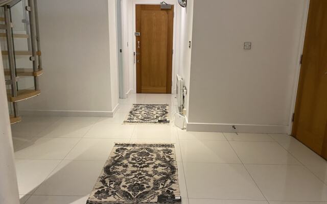 Cosy 3 bed Penthouse in Royal Docks London