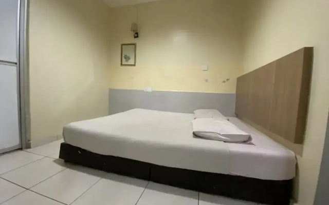 OYO 89760 Harmoni Inn Hotel
