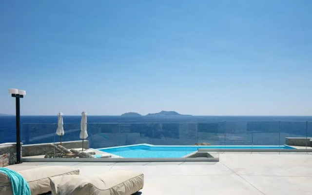 Seafront luxury villa with infinity pool & devine views!