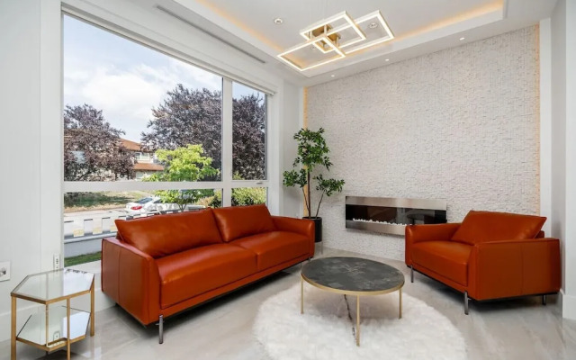 Centrally-located Luxury Home With Views Cinema