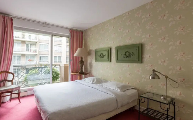 By the Theatre de Paris