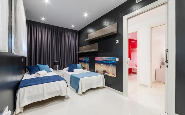 Luxurious Villa. Overflowing Pool 100 Meters From the Beach