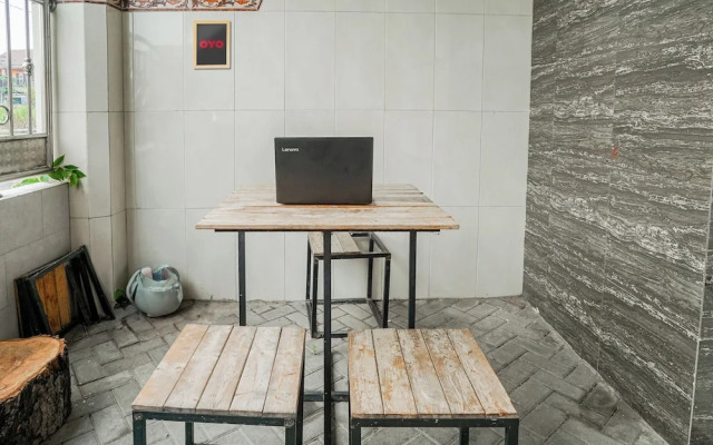 SPOT ON 93967 Hasna Guest House Syariah