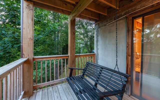 Pappy's Peak 2 Bedroom Cabin by RedAwning