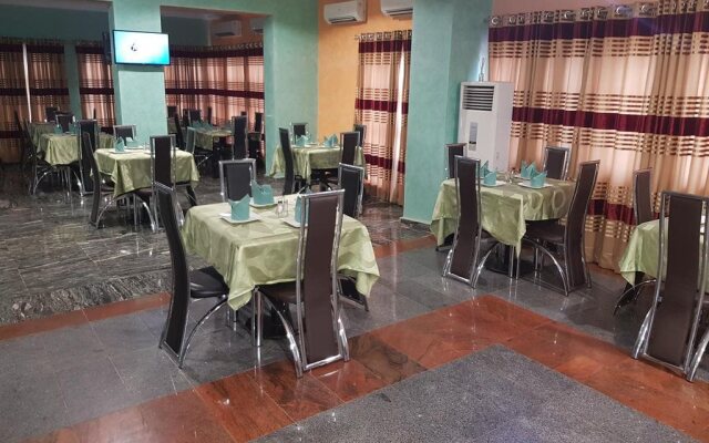 Ozom Hotel