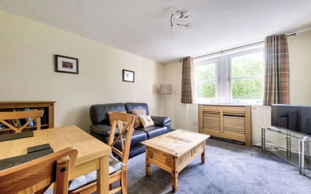 Grassmarket Apartment with Castle View