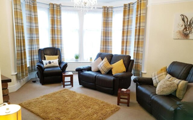 Spacious & Cozy Mid Wales Town Centre Apartment, With Bike Storage