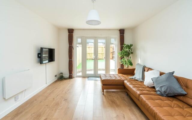 Sleek and Stylish 2BD Home With a Garden Anerley