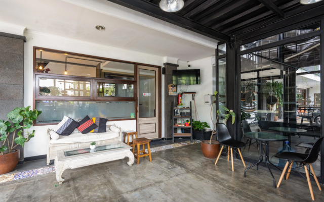 RedDoorz near Botani Square Mall