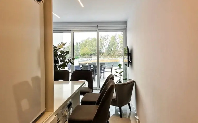 Phaedrus Living: Seaside Deluxe Flat Harbour 107