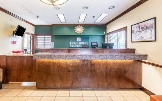 HomeTowne Studios By Red Roof Gainesville, GA