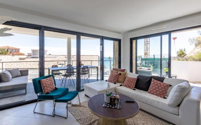 Modern apt with BALCONY at 1mn walk from the BEACH