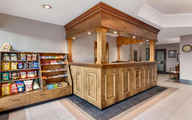 Travelodge by Wyndham Kingston LaSalle Hotel