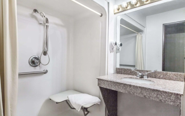 Super 8 by Wyndham Cleveland TX