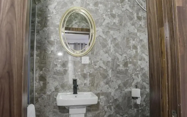 Momak 8 Hotel Adenuga House